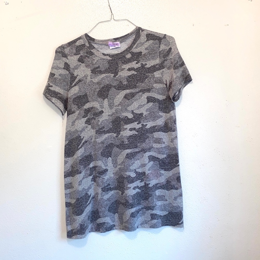 Amalli Talli Short Sleeve Gray Camo Tee - Classic Crew Neck, sz LT
